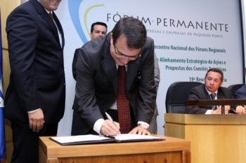 Carlos Alberto dos Santos assina o documento (Foto: Divulgação/Agência Sebrae)