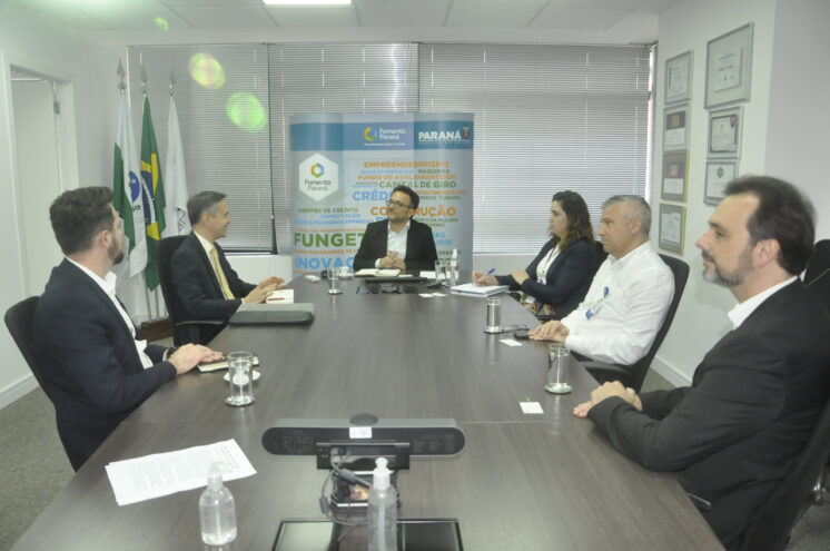 Fomento Paraná assina contrato para captação internacional de recursos de microcrédito